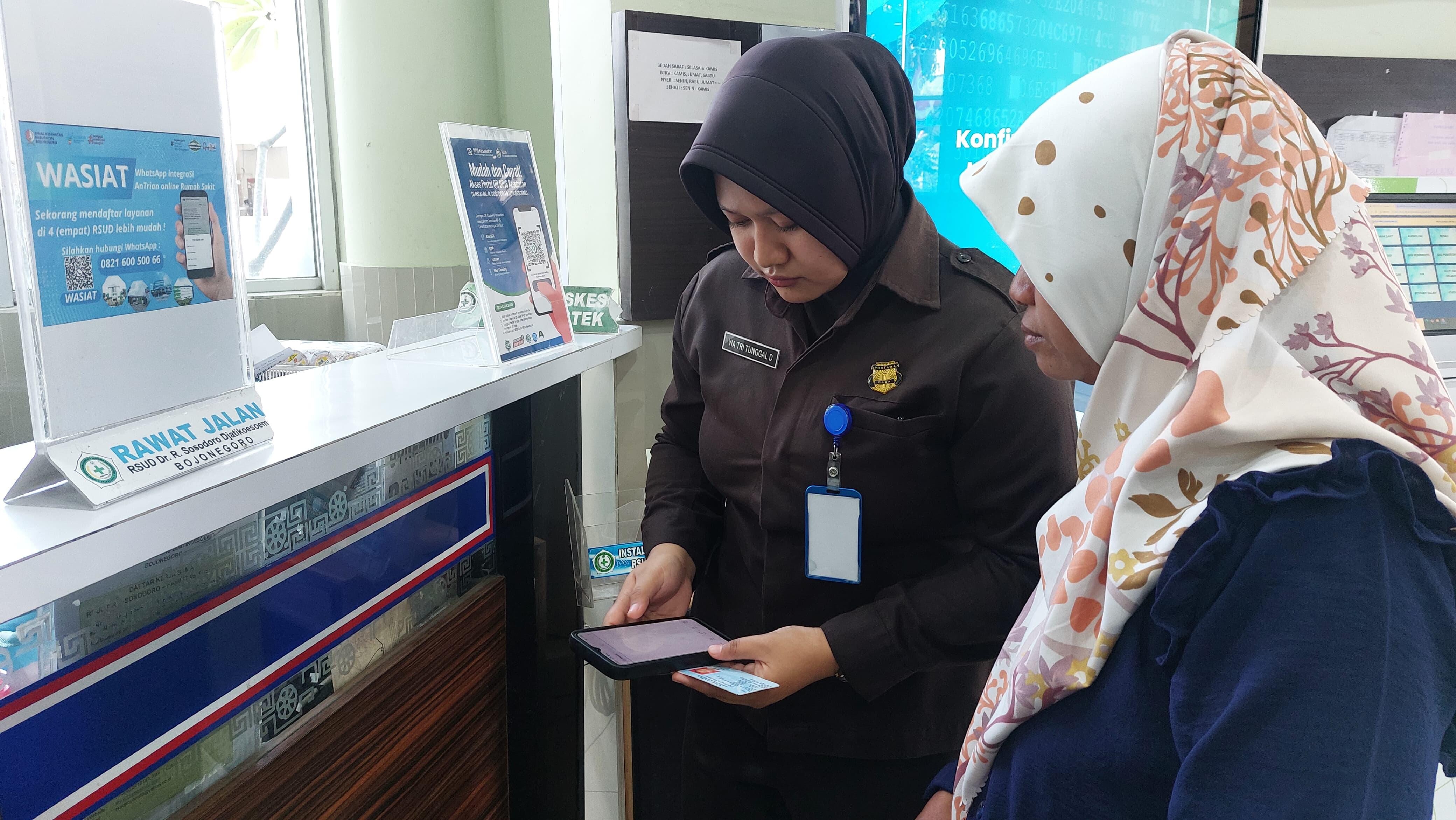 Petugas RSUD menunjukkan cara menggunakan aplikasi WASIAT