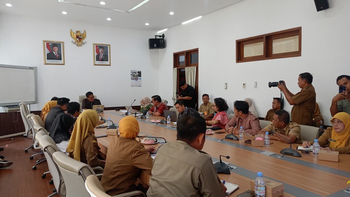 Suasana pertemuan Bupati Setyo Wahono dengan Tim dari Komnas Pengendalian Tembakau 